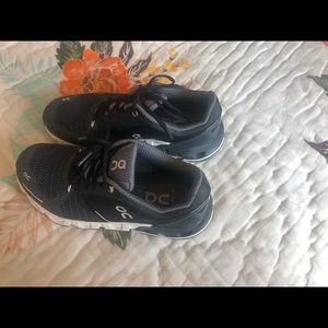 Women’s cloud tec cloud flyer size 7 gray black